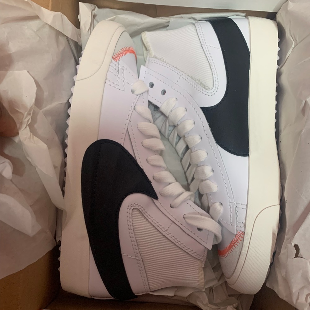 Brand new men’s Nike blazers mid ‘77 jumbo shoes available in 9,9.5 and 10